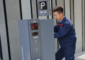 安装闸机：停车场系统的核心设备都在这里了。